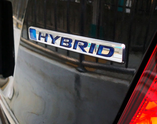 Electric and hybrid salvage vehicles